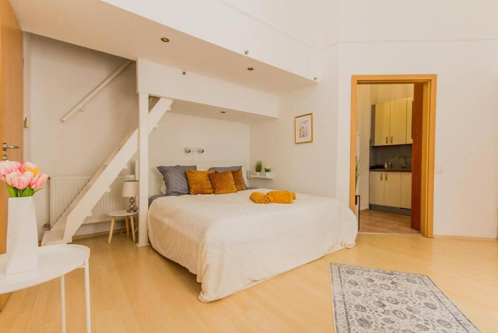 Trendy 2 Room Flat, Next To Corvin Mall Free Huge Garage! Ac,Dishwasher,Washmachine, Smart Tv Budapesta Exterior foto
