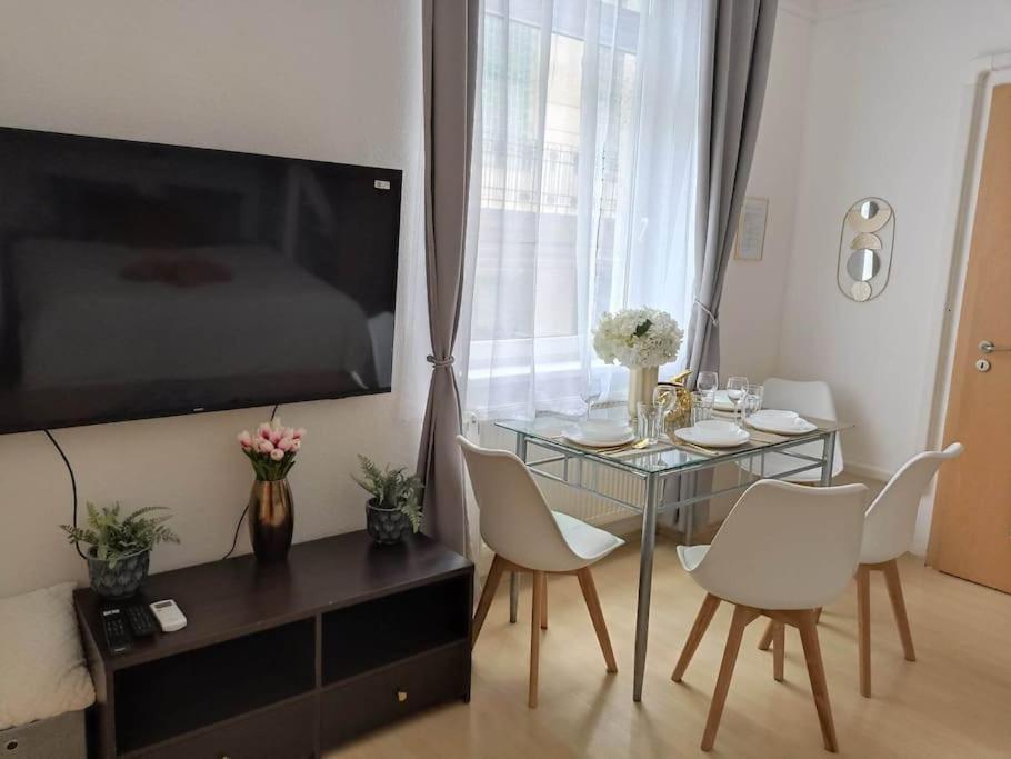 Trendy 2 Room Flat, Next To Corvin Mall Free Huge Garage! Ac,Dishwasher,Washmachine, Smart Tv Budapesta Exterior foto