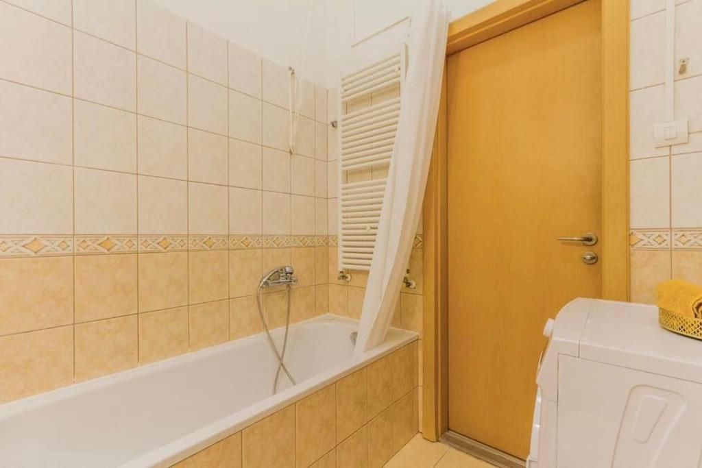 Trendy 2 Room Flat, Next To Corvin Mall Free Huge Garage! Ac,Dishwasher,Washmachine, Smart Tv Budapesta Exterior foto
