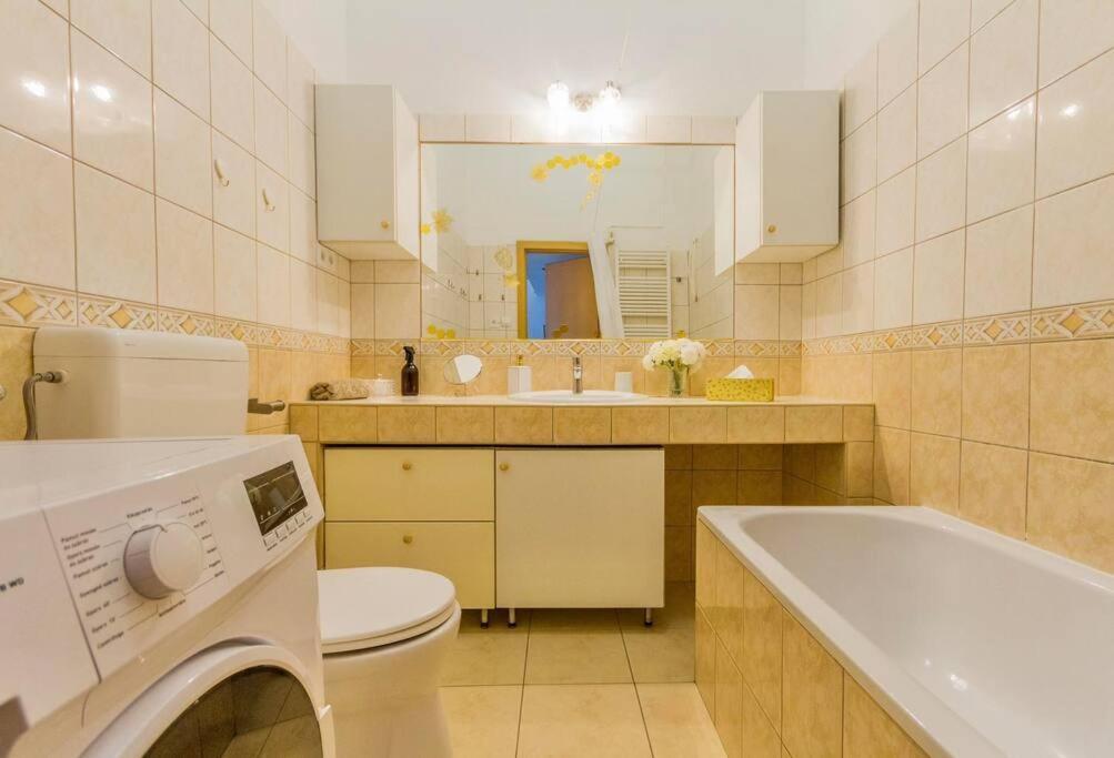 Trendy 2 Room Flat, Next To Corvin Mall Free Huge Garage! Ac,Dishwasher,Washmachine, Smart Tv Budapesta Exterior foto