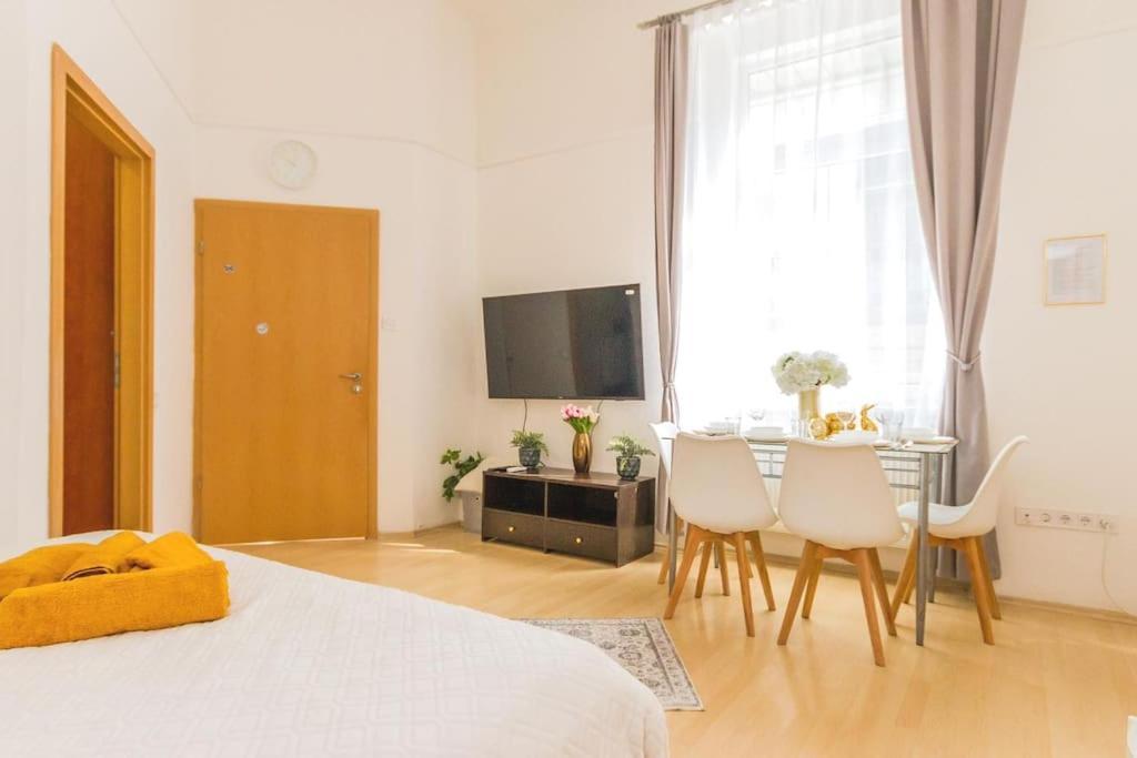 Trendy 2 Room Flat, Next To Corvin Mall Free Huge Garage! Ac,Dishwasher,Washmachine, Smart Tv Budapesta Exterior foto